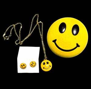 Retro Y2K Yellow Smiley Face Jewelry Set Necklace Earrings & Trinket Flocked Box